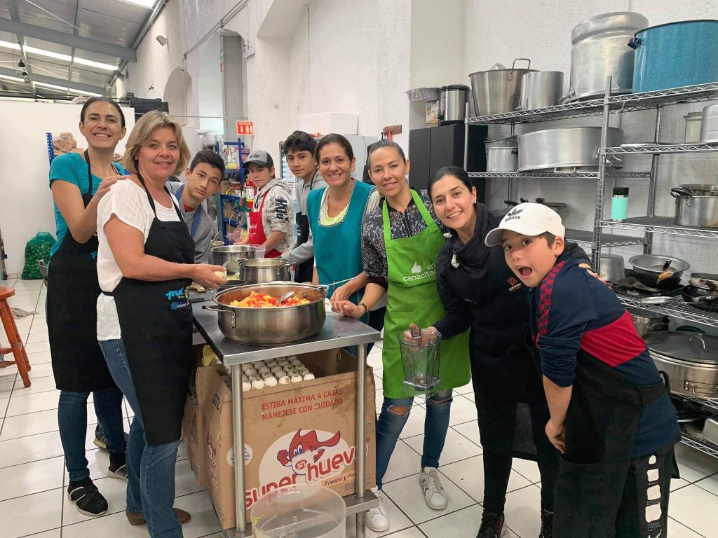 El voluntariado es la columna vertebral que permite el funcionamiento del CAM. En la imagen, voluntarias de la comunidad del Colegio Alemán de Guadalajara ayudan a preparar alimentos. Foto cortesía: Rocío Fernández.